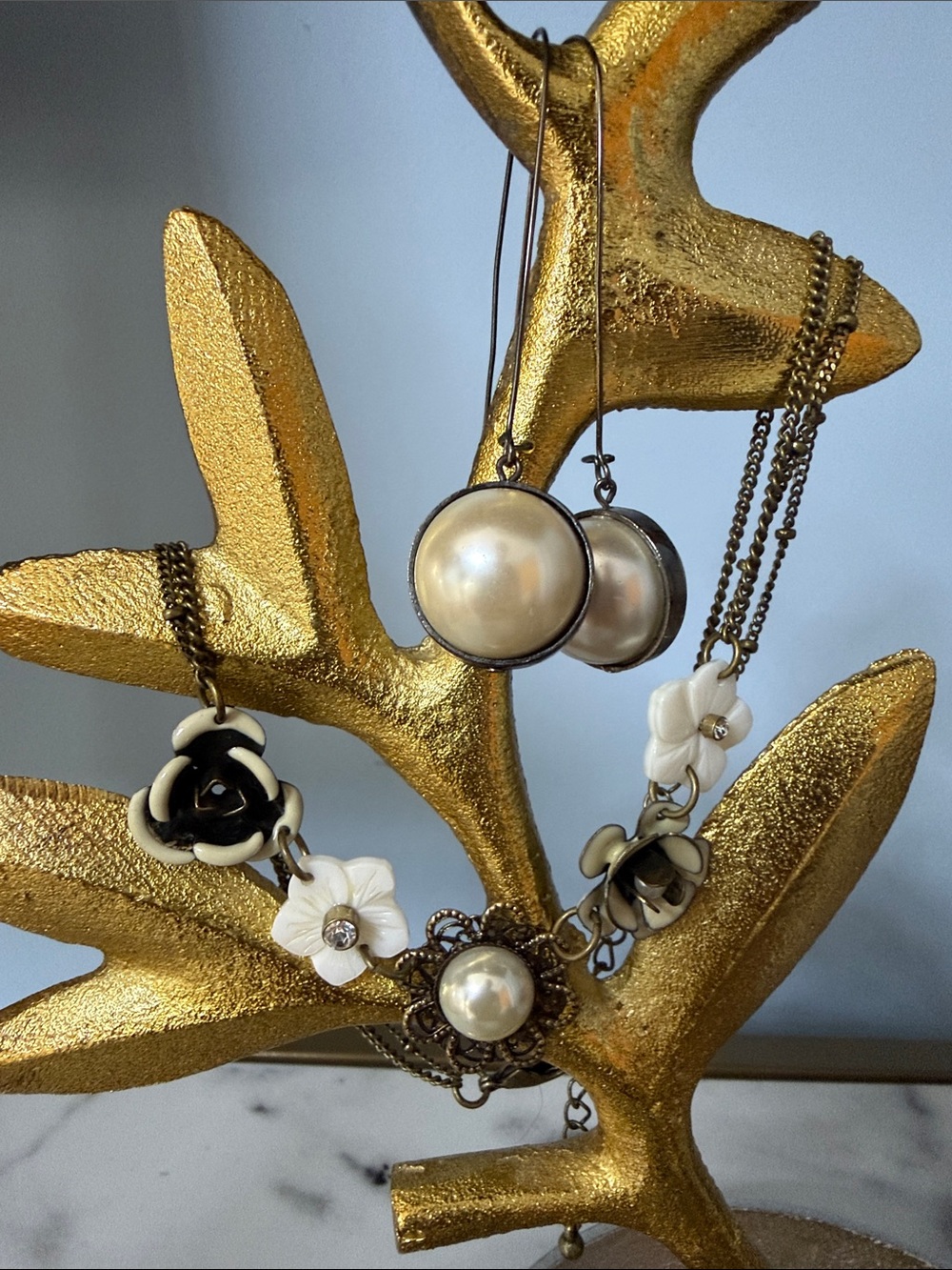Pearl & Floral Drop Earrings and Necklace Set - White/Gold